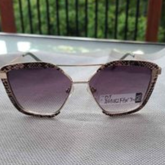 Beige ‘Leon’ sunglasses from Foster Grant Finished with snakeskin. - Picture 5 of 9